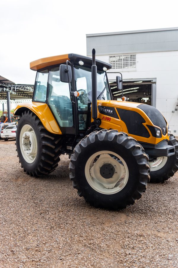 Trator Valtra 990 - Imagem 2