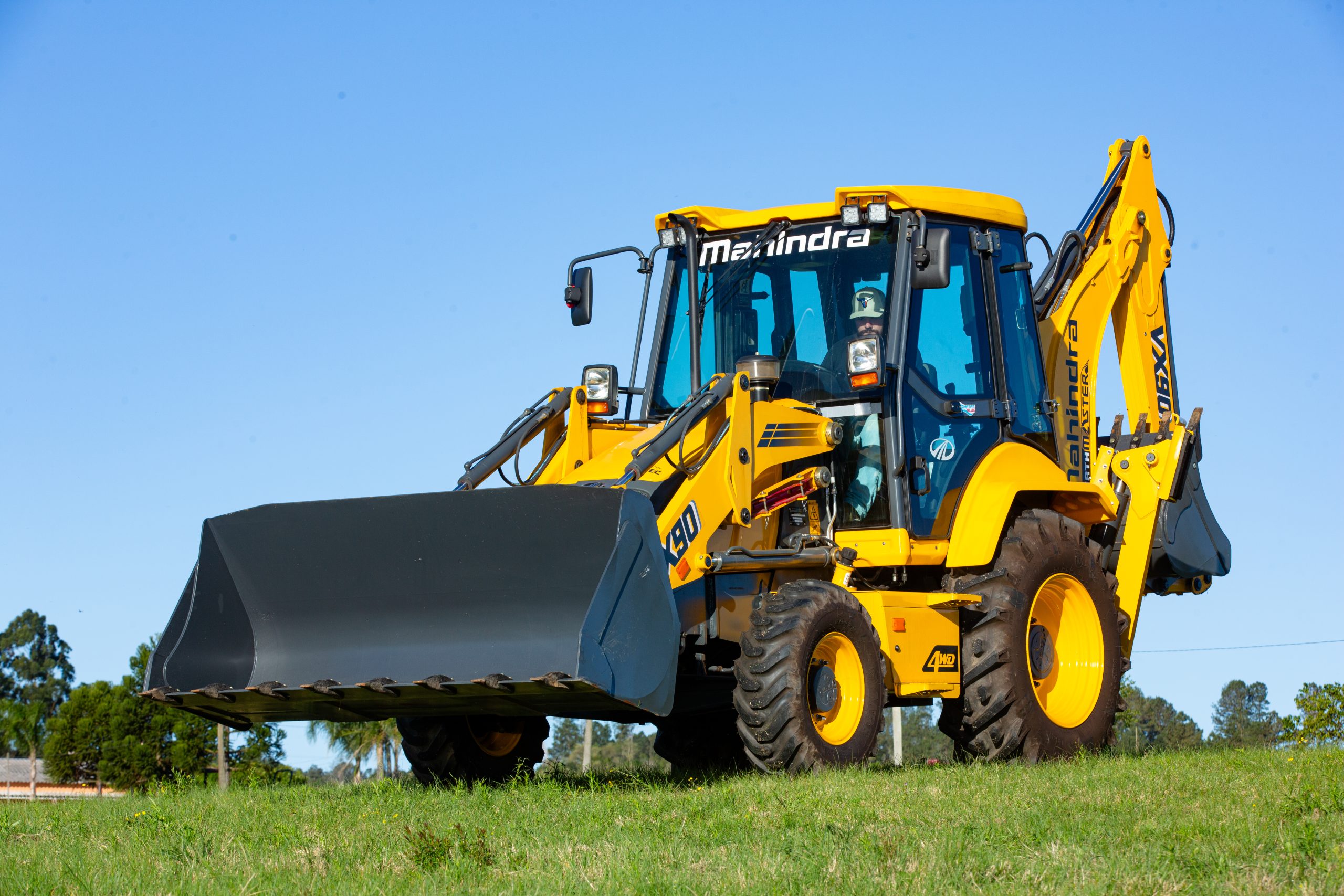 Retroescavadeira Mahindra VX90